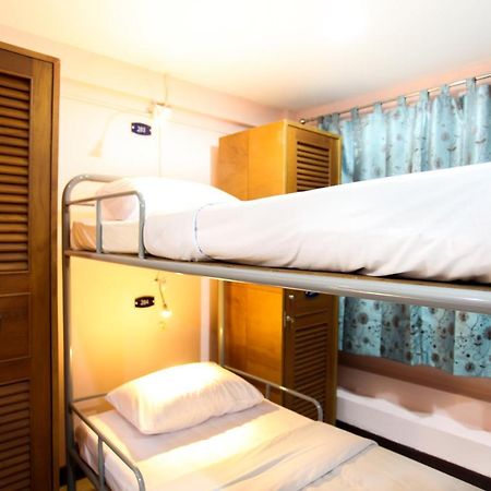 Hostel 8 Sukhumvit Soi 8 Bangkok Kültér fotó